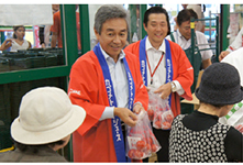 社長による店頭でのジュース用トマト配布イベント 社長による店頭でのジュース用トマト配布イベント