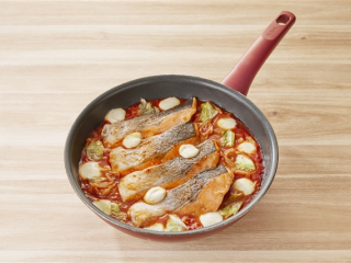 フライパンで作ろう！鮭とモッツァレラのトマトちゃんちゃん焼き