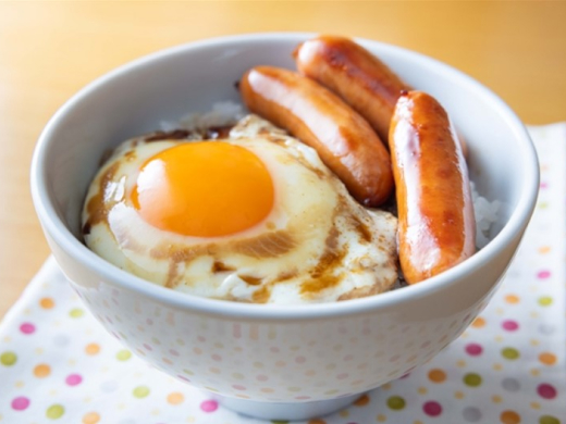 ウスターソースで旨い！ウインナー目玉焼き丼