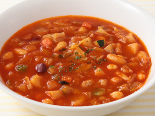 野菜を食べるミネストローネ