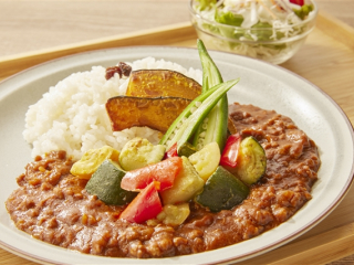 トマトキーマカレー　彩り野菜添え