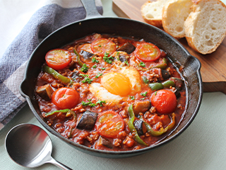 基本のトマトソースとひき肉で簡単！夏野菜シャクシュカ（煉獄のたまご）