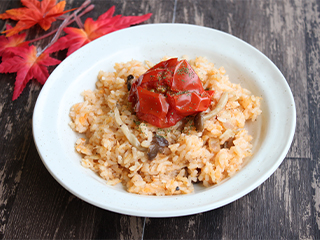 炊飯器で簡単！鮭ときのこのトマトバターピラフ