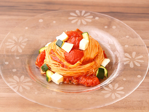 ズッキーニ1本使い切り！冷凍トマトのパスタ
