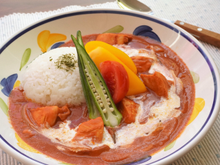 レンジで簡単！トマトジュースで作る夏野菜バターチキンカレー（鶏むね肉）