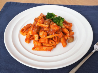 しょっつる香る!魚介と野菜のトマトペンネ