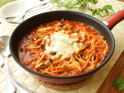 フライパン一つ！2種のキノコと玉ねぎのトマトチーズパスタ