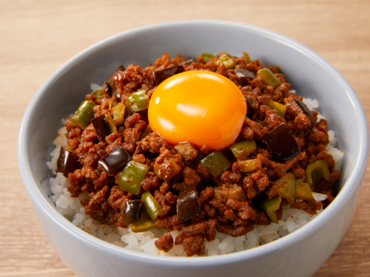 なすとピーマンのキーマカレー丼