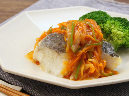 野菜もたっぷり！サクふわタラの中華風ケチャップ甘酢あんかけ