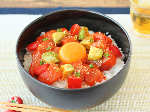 サーモンとトマトのユッケ風丼