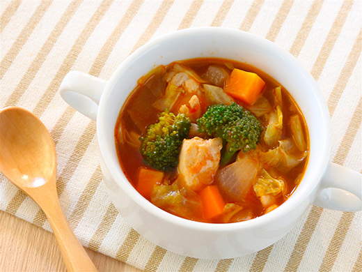 チキンと野菜の具だくさんトマトスープ