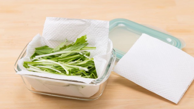 キッチンペーパーを敷いた保存容器に水菜を入れ、冷蔵庫の冷蔵室で保存