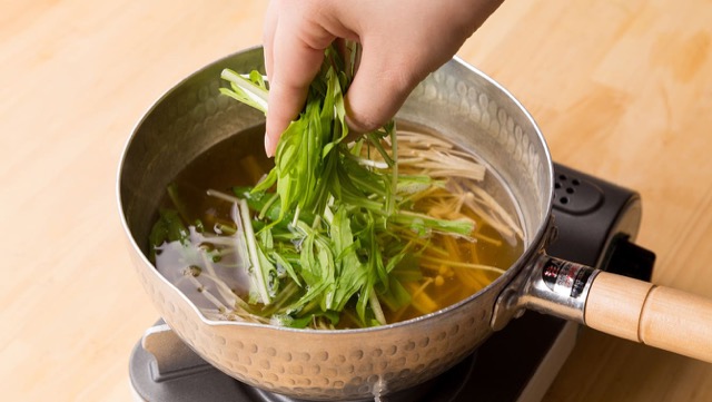 水菜の加熱調理のポイント:調理の仕上げに加えてサッと火を通すと、シャキシャキとした食感を残すことができる 水菜の加熱調理のポイント:調理の仕上げに加えてサッと火を通すと、シャキシャキとした食感を残すことができる