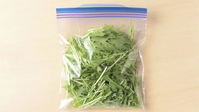 水菜の冷凍保存：使いやすい長さに切り、生のまま冷凍用保存袋に入れて冷凍