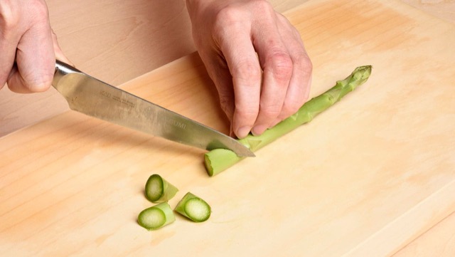 アスパラガスの切り方：乱切り。炒めものに向いています