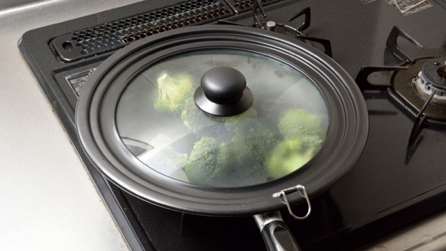 ブロッコリーを入れたフライパンにふたをして中火で蒸し焼きにする ブロッコリーを入れたフライパンにふたをして中火で蒸し焼きにする
