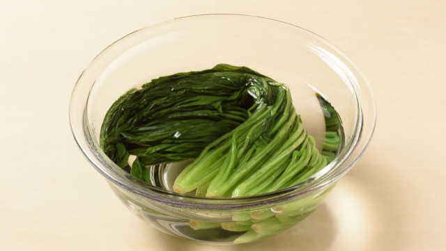 熱湯で茹でる野菜の茹で方2:茹で上がったら、すぐに冷水で冷やして水を絞る 熱湯で茹でる野菜の茹で方2:茹で上がったら、すぐに冷水で冷やして水を絞る