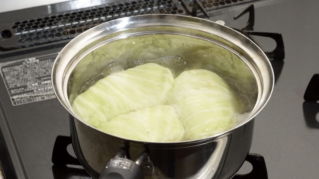 作り方3：鍋にロールキャベツをすき間なく並べ、水とコンソメ、醤油、酒で煮る