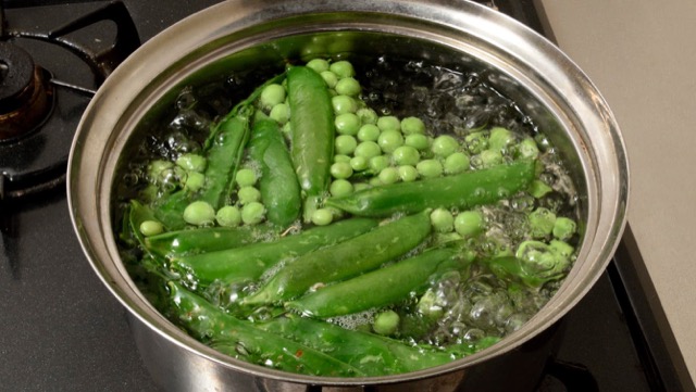 鍋に水と昆布を入れ、沸騰したら塩、豆、さやを入れて5分茹でる