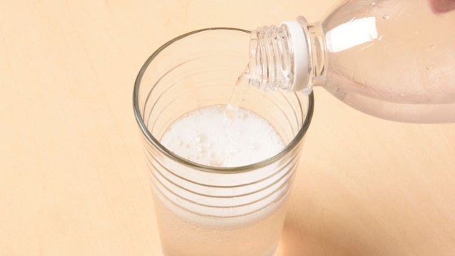 原液を炭酸水で割り、お好みで氷を入れる