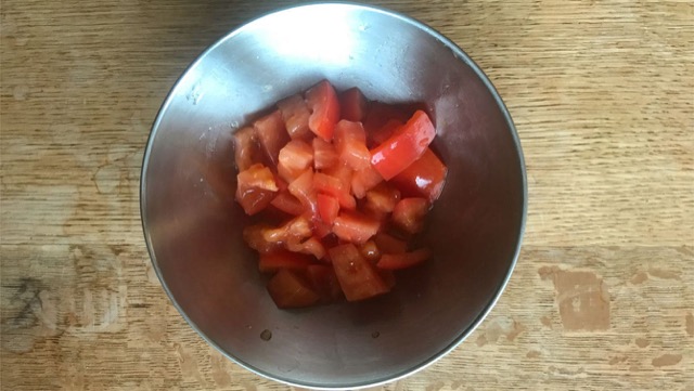 トマトは切って塩を混ぜてトマト汁を出し、酢を混ぜる