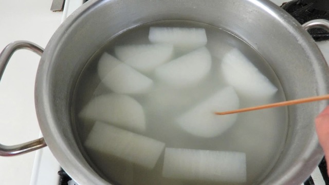 鍋に米のとぎ汁と大根を入れ、竹串がスーッと入るまで茹でる