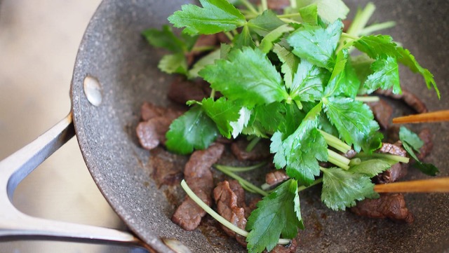 炒めた牛肉の上に三つ葉の茎、葉の順にのせてさっと混ぜる