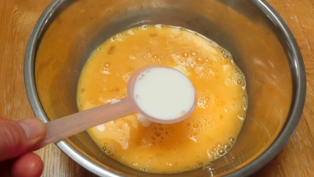 溶き卵に塩、こしょう、牛乳を混ぜる