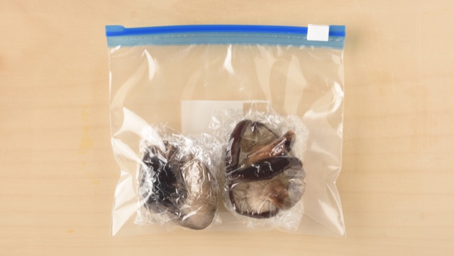 戻した干し椎茸は、使う量に分けて冷凍保存 戻した干し椎茸は、使う量に分けて冷凍保存