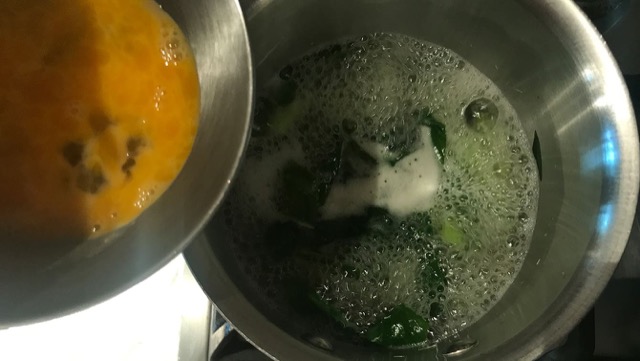 トロみが付いて沸騰したら卵を流し入れる