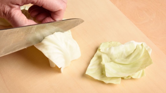 キャベツの葉をはがし、ざく切りにする キャベツの葉をはがし、ざく切りにする