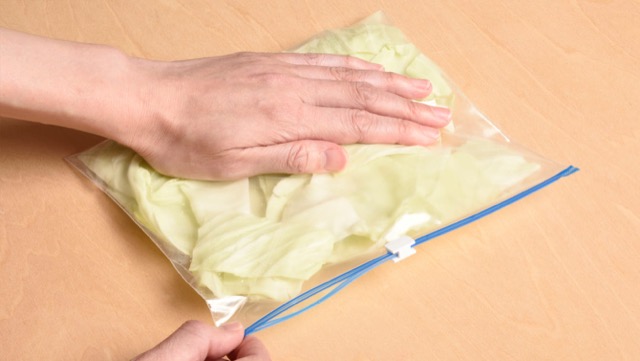 保存袋に入れて空気を抜き冷凍庫へ 保存袋に入れて空気を抜き冷凍庫へ