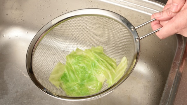 サラダやあえ物には熱湯をかけて解凍して使う サラダやあえ物には熱湯をかけて解凍して使う