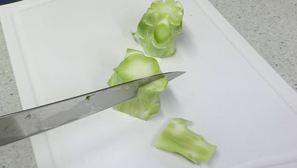 茎の皮を厚めにむく