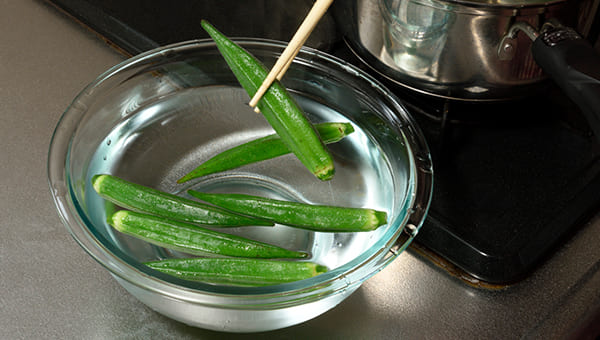 熱湯で約15秒茹でて冷水にとる