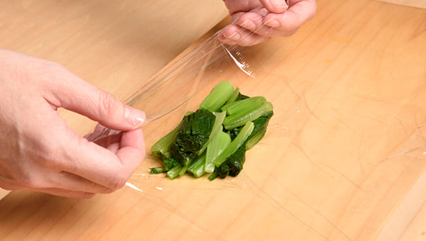 小分けにしてラップで包み保存袋に入れて冷凍
