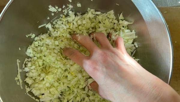 白菜に塩を加えて揉み込む