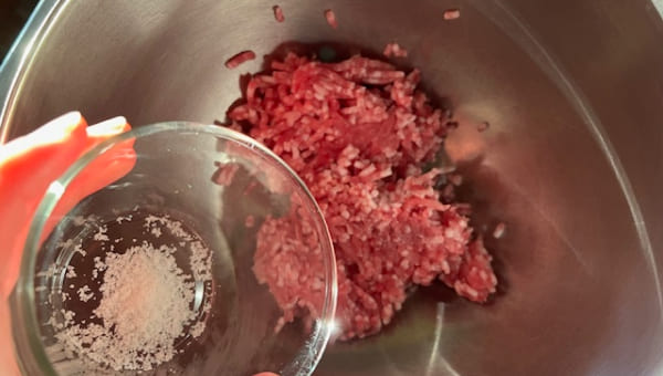 豚ひき肉に塩を加えて粘りを出す
