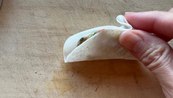 片方の皮をつまんでヒダをつけたら、反対側からも同様にヒダをつける