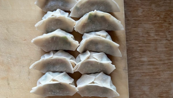 餃子の包み方