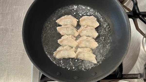 餃子の高さの1/3まで水を加える