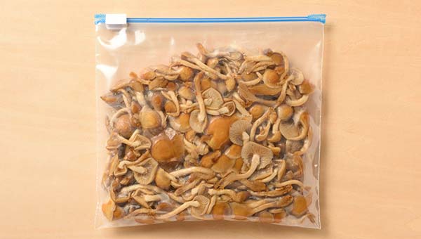 粗熱を取り、冷凍用保存袋に入れて冷凍