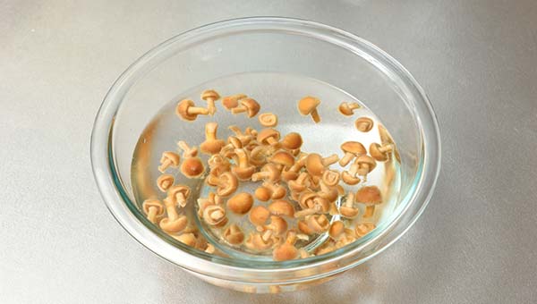 使いかけのなめこは茹でて冷水にさらす