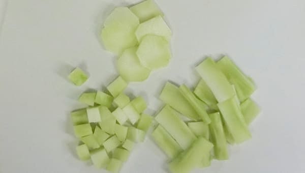 ブロッコリーの茎はサラダ、炒め物、スープなどに使える ブロッコリーの茎はサラダ、炒め物、スープなどに使える
