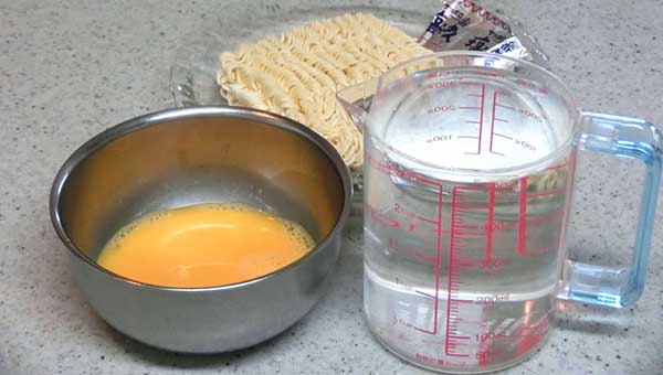 卵は溶きほぐし、水は軽量カップで量る
