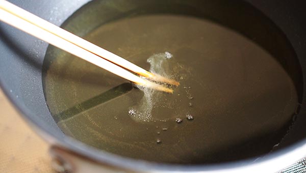 油を約170℃に熱する