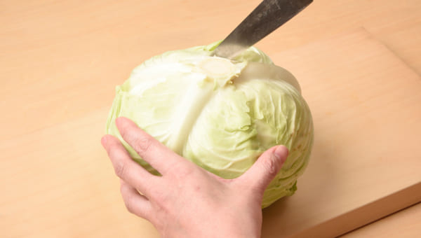 芯の周りに包丁を入れる