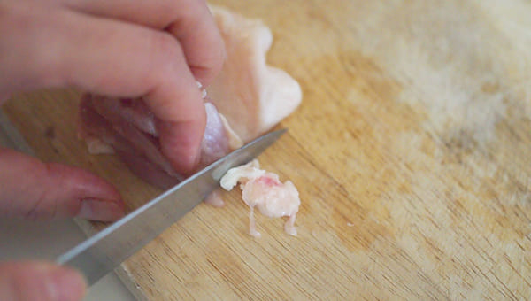 鶏もも肉の余分な脂や筋を取る