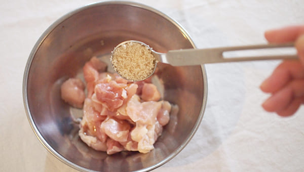 鶏肉に砂糖を揉み込む
