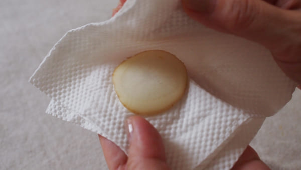 じゃがいもの水分をしっかりと拭き取る